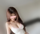 香水櫃姐：奶酪164.D.47.24歲 皮膚白 身材好 一張精緻的鵝蛋臉配上乾淨俐落的妝容