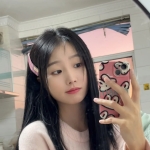 嬌小清秀學生妹：小貓158.C.45.20歲 面容清秀 肌膚雪白 性格溫柔 柔美的臉頰