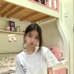 可愛蘿莉：小蘿莉158c 45kg B杯 19歲保證讓你欲罷不能 沉浸在她的世界裡