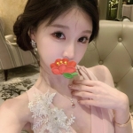 白嫩小妖精：琳娜165.D.47.23歲 纖細腰肢搖起來超迷人！她皮膚白嫩光滑