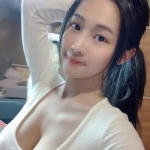大奶正妹：落落 162.E.48.24歲 正妹咖啡店員」爆乳自拍！浴袍開中路彈出「渾圓奶球」