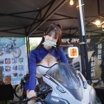 機車少女酷甜登場：可妍164.E.46.23歲 脫下安全帽 瞬間變身鄰家甜妹 說話軟軟的