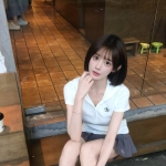 白皙短髮小正妹：優優160.C.43.20歲 配合度高 音好甜 穴奶粉粉