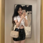 優雅迷人的學生妹：純純160.43.C.20歲 亮麗長髮 明亮的大眼睛 外型漂亮 引人注目