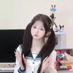 合法蘿莉：柔妙155.4.A.19歲 黑色的長直髮綁著雙馬尾 看起來超可愛！粉嫩Q彈的小臉蛋